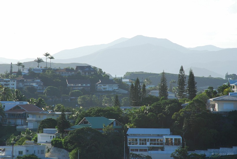 04.75- Quartier sur les hauteurs de Noumea.JPG